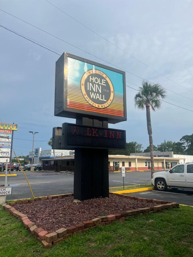 Hole Inn The Wall Hotel - Fort Walton Beach - Sunset Plaza - Nearby Beaches & Hurlburt Exterior photo