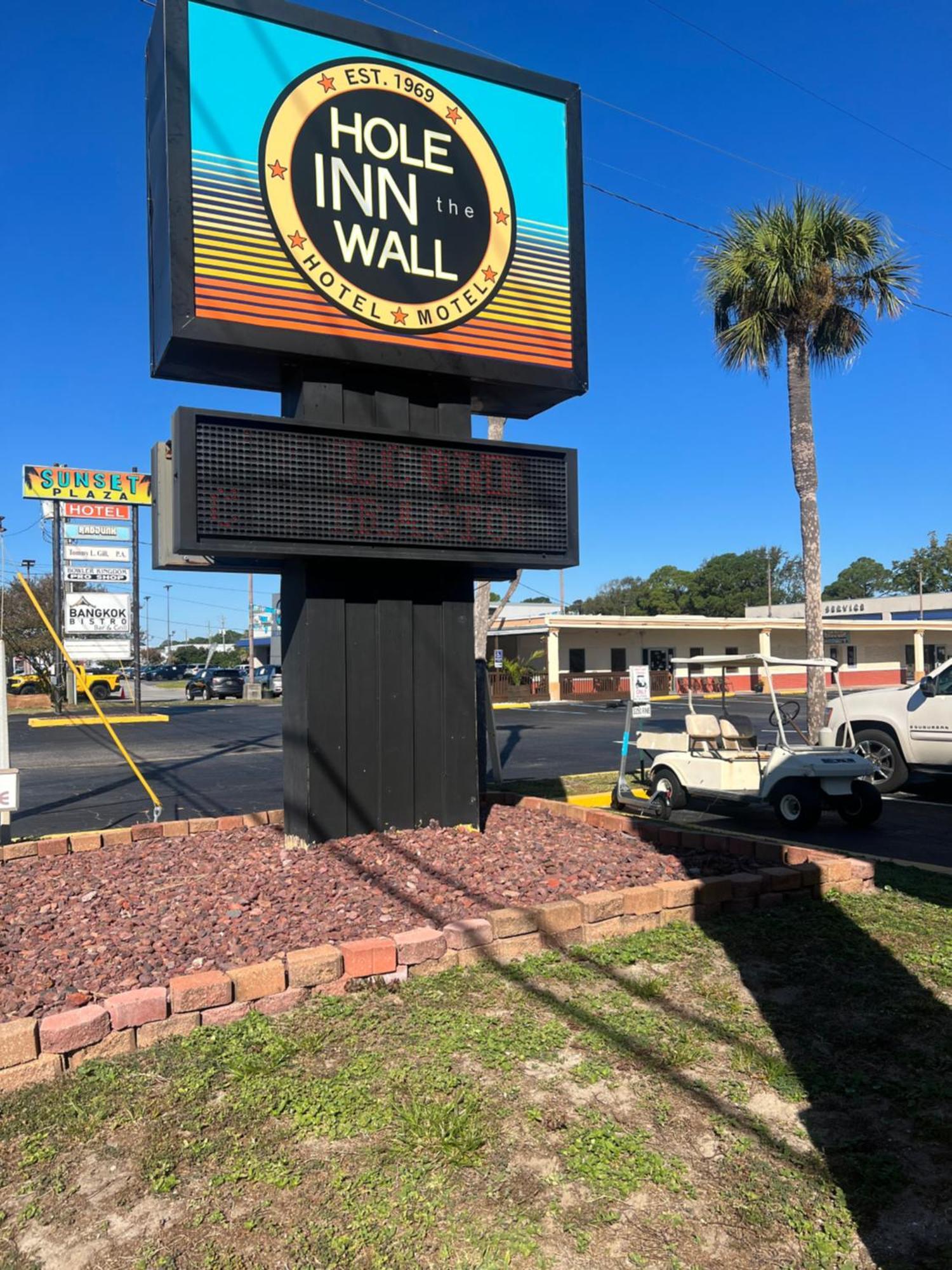 Hole Inn The Wall Hotel - Fort Walton Beach - Sunset Plaza - Nearby Beaches & Hurlburt Exterior photo